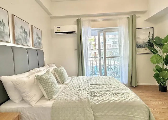 Stylish Unit Near Airport W Pool And Wifi