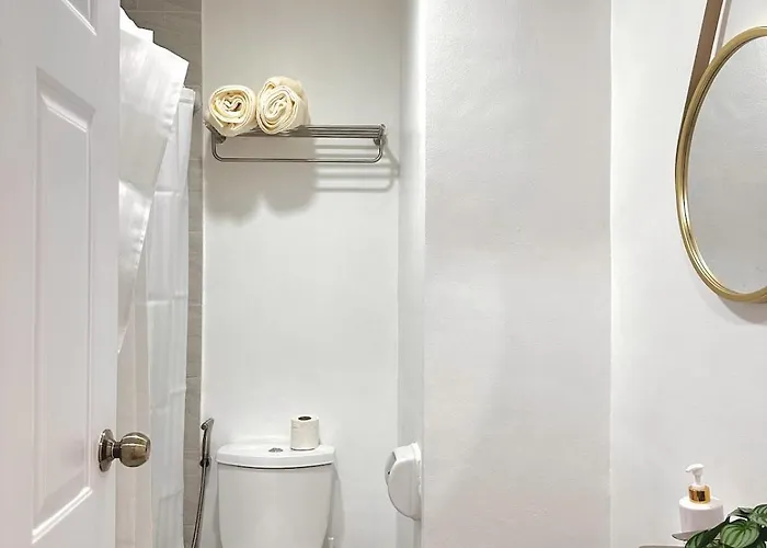 Apartment Stylish Unit Near Airport W Pool And Wifi *