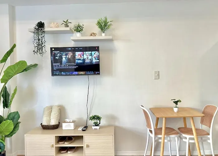 Stylish Unit Near Airport W Pool And Wifi *