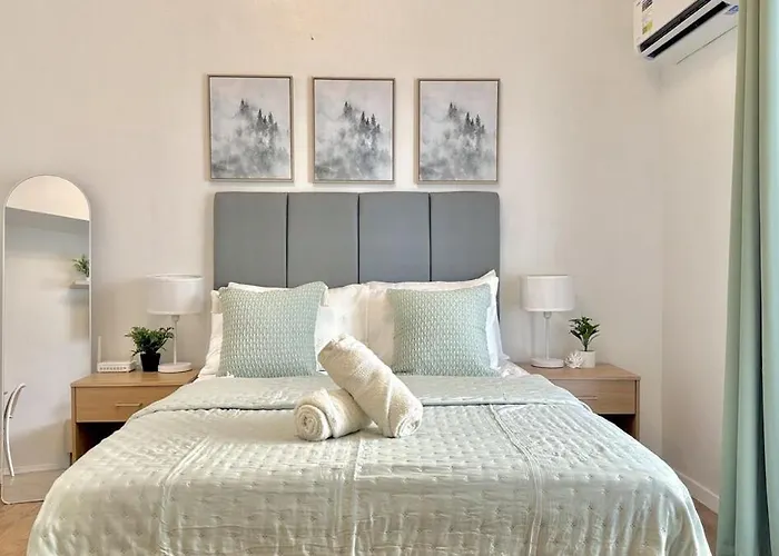 Stylish Unit Near Airport W Pool And Wifi Apartment *
