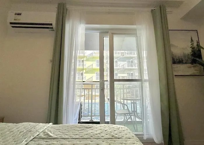 Apartment Stylish Unit Near Airport W Pool And Wifi