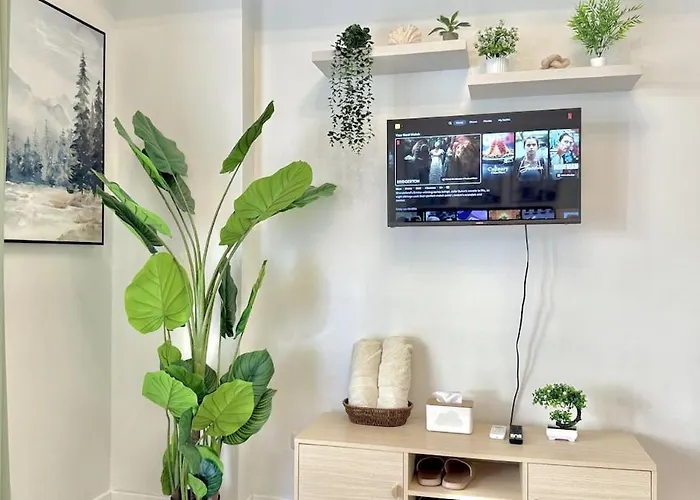 Stylish Unit Near Airport W Pool And Wifi *